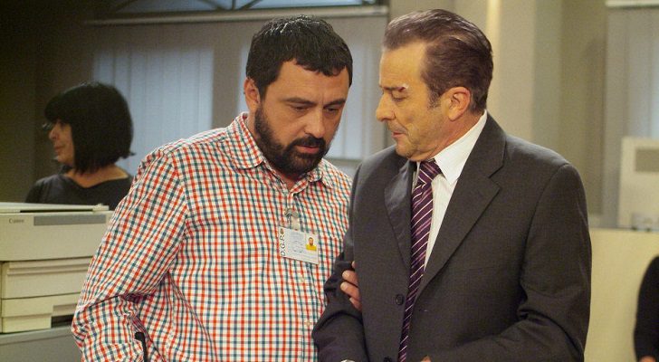 Paco intenta conversar con su jefe y suegro Don Lorenzo en 'Los hombres de Paco'
