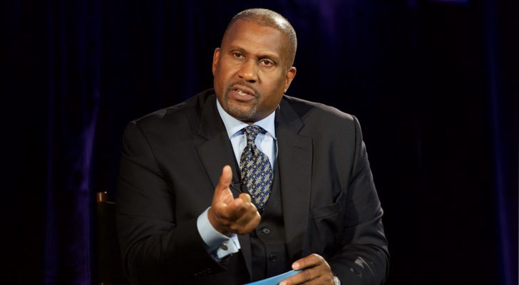 Tavis Smiley en el programa de televisión de PBS homónimo que presenta