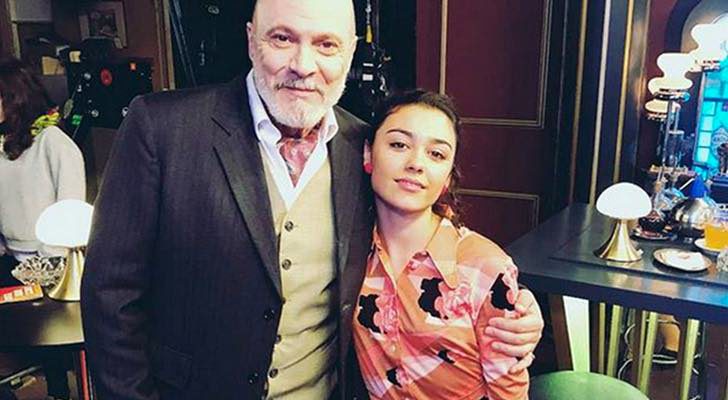 Juan Fernández y Carla Díaz abrazados en 'Amar es para siempre'