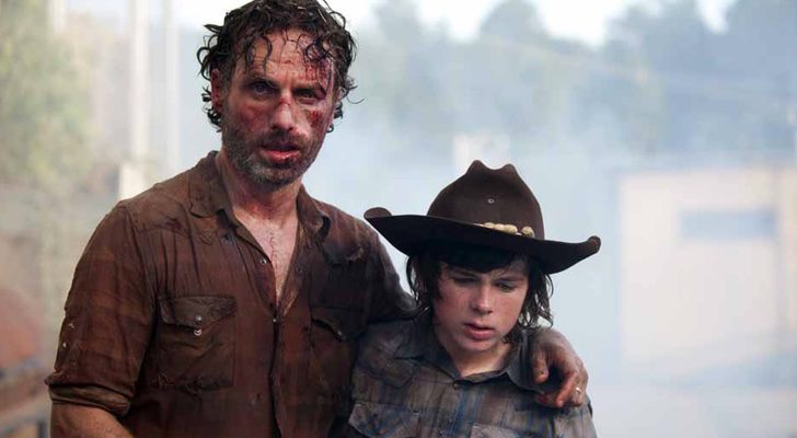 Andrew Lincoln y Chandel Riggs como Rick y Carl Grimes en 'The Walking Dead'
