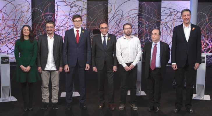 Los siete contendientes antes de iniciar el debate