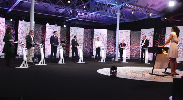Los siete contendientes en sus atriles, con Ana Pastor como moderadora del '17D. El debat'