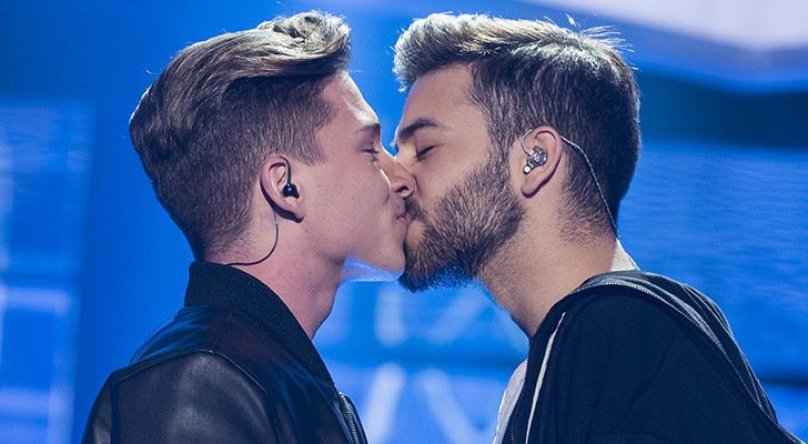 Agoney y Raoul dándose en beso en 'OT 2017'