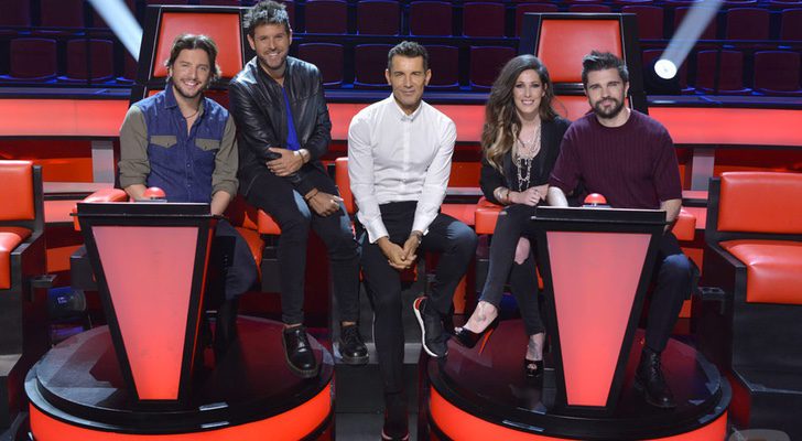 Los coaches Juanes, Malú, Manuel Carrasco y Pablo López junto al presentador Jesús Vázquez en 'La Voz 5'
