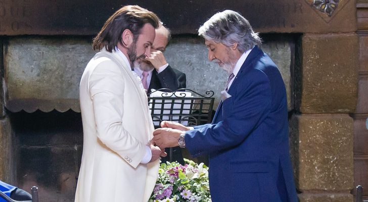 Fermín y Vicente contrayendo matrimonio en 'La que se avecina'