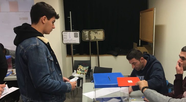 Alfred de 'OT 2017' votando en las elecciones de Cataluña