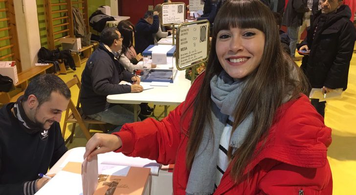 Aitana de 'OT 2017' votando en las elecciones de Cataluña