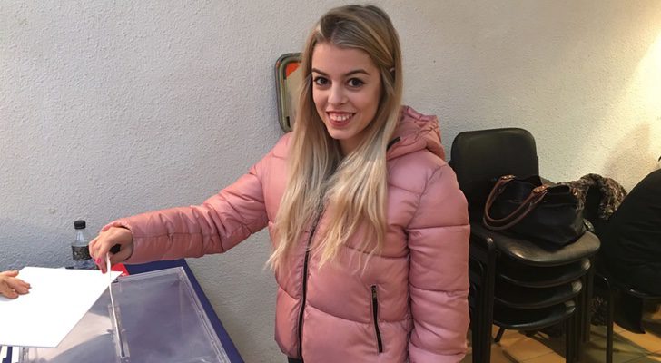 Nerea de 'Ot 2017' votando en las elecciones de Cataluña