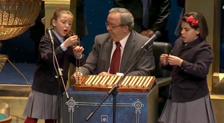 Aya Ben (izquierda) junto a su compañera Nerea en el sorteo de la Lotería de Navidad