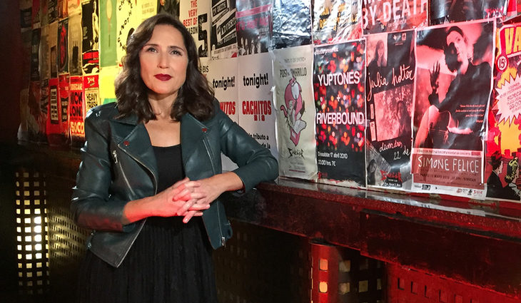 Virginia Díaz, presentadora, en una de las escenas de 'Cachitos de hierro y cromo' en Nochebuena