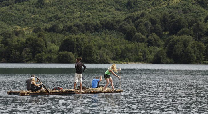Los concursantes de &#39;El Puente&#39; acercándose a la isla a remo