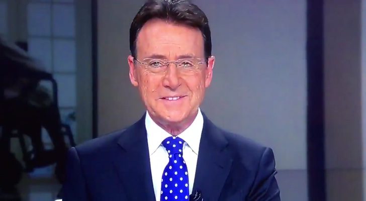 Matías Prats sonriendo tras el comentario del niño en 'Antena 3 Noticias finde semana'