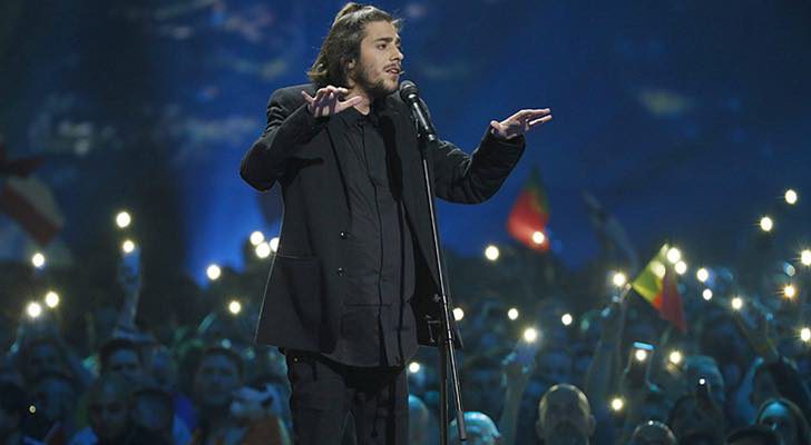 Salvador Sobral durante la actuación que le hizo ganar Eurovisión 2017