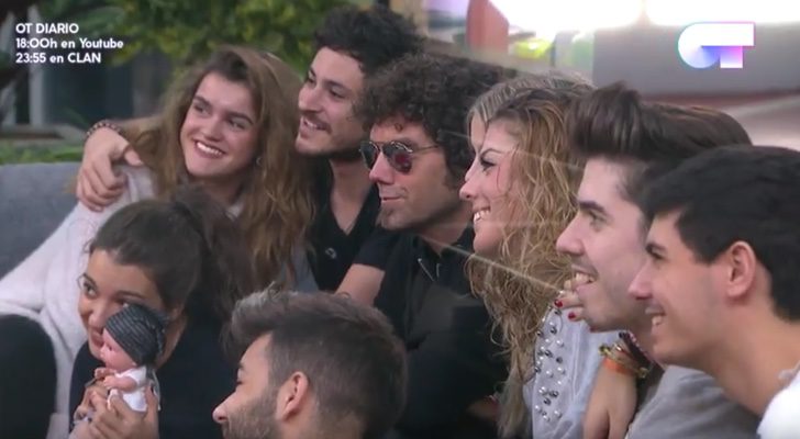 El Hombre de Negro posa junto a los concursantes de 'OT 2017'