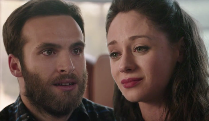 Carlitos se arma de valor y le pide la mano a Karina en el final de 'Cuéntame'