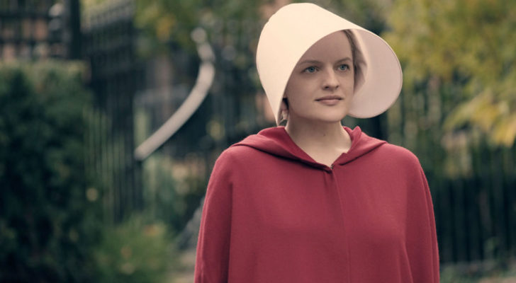 Elisabeth Moss en el papel de Offred en la gran triunfadora de 2017, 'The Handmaid's Tale'