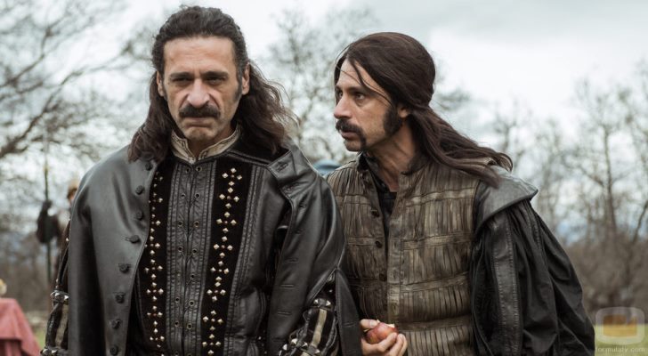 Nacho Fresenda, a la izquierda, interpreta a Alonso en 'El Ministerio del Tiempo'