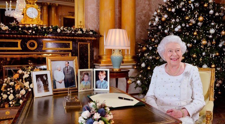 La reina de Reino Unido Isabel II da su discurso de Navidad donde hace una leve referencia a un momento que sale en la segunda temporada de la serie de Netflix 'The Crown'