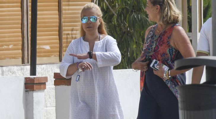 María José Campanario acompañada de una mujer