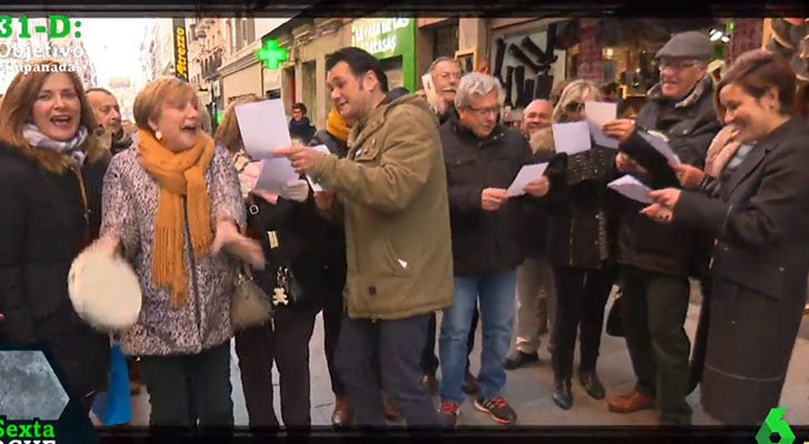 Iñaki López y Cristina Pardo cantando villancicos en la calle