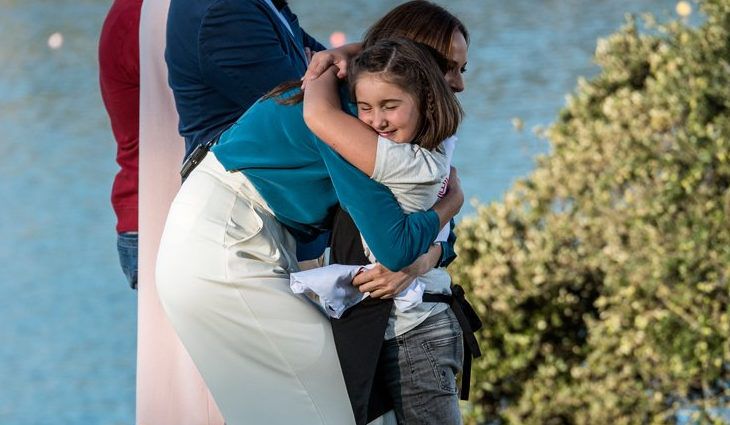 María Arias abrazando a Eva González tras la repesca de 'MasterChef Junior 5'