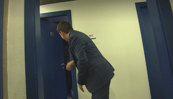 Arturo Valls en la puerta del aseo esperando al concursante