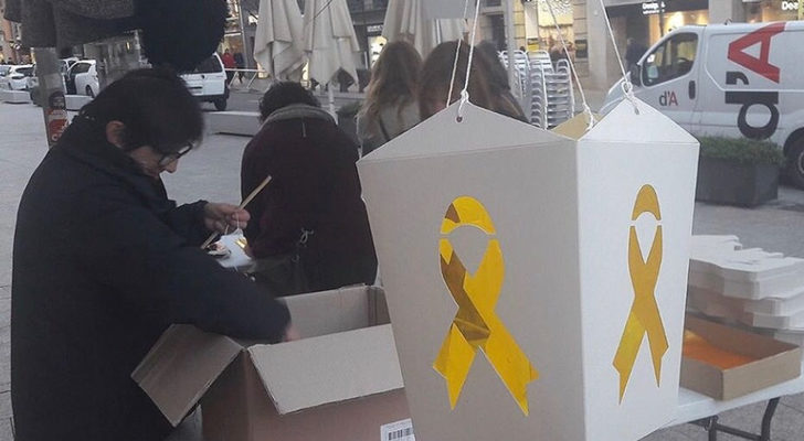 Adornos con el lazo amarillos en la cabalgata de Vic