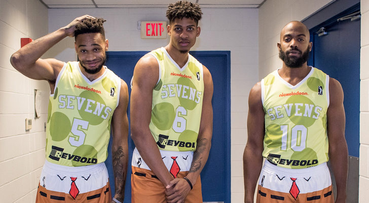 Jugadores de Delaware 87ers visten la equipación de 'Bob Esponja'