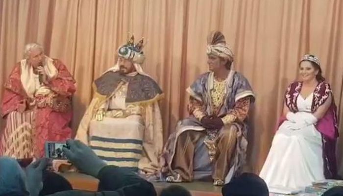 Chiquetete en el reparto de regalos de Carmona