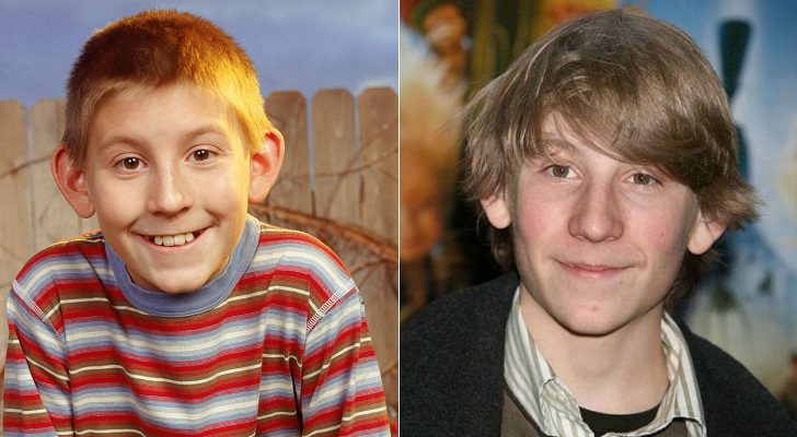 A la izquierda, Erik Per Sullivan como Dewey, a la derecha, en la actualidad