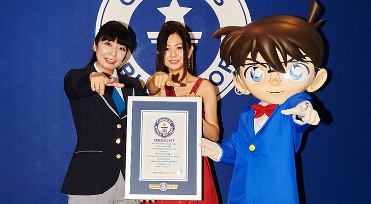 Mai Kuraki recibiendo el certificado de su Récord Guinness