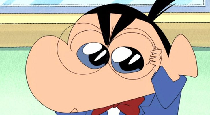 Shin Chan disfrazado como Detective Coshin, una parodia de Detective Conan