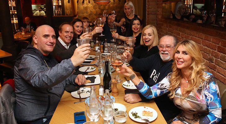 El equipo de 'Parnasiada' celebrando el primer día de rodaje