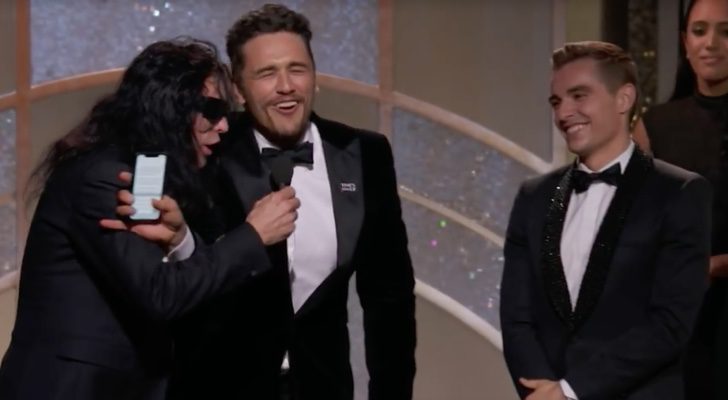 James Franco quitándole el micrófono a Tommy Wiseau en los Globos de Oro