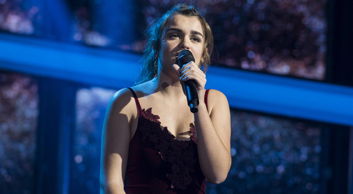 Amaia durante su actuación de "Across the Universe" en la Gala 7 de 'OT 2017'