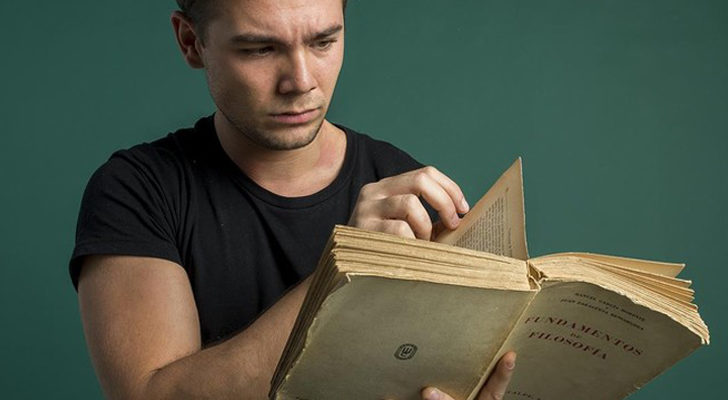 Pol con un libro de filosofía en 'Merlí'