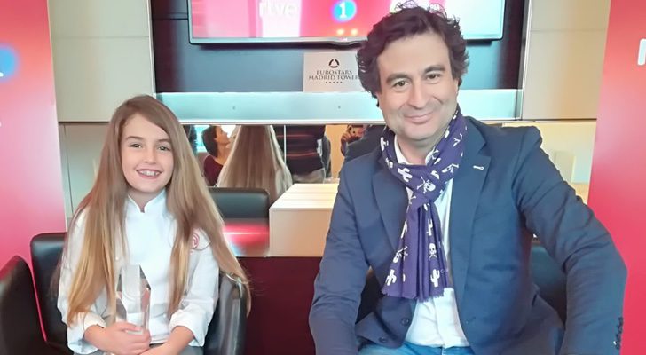 Esther, ganadora de &#39;MasterChef Junior 5&#39; junto a Pepe, miembro dl jurado. 