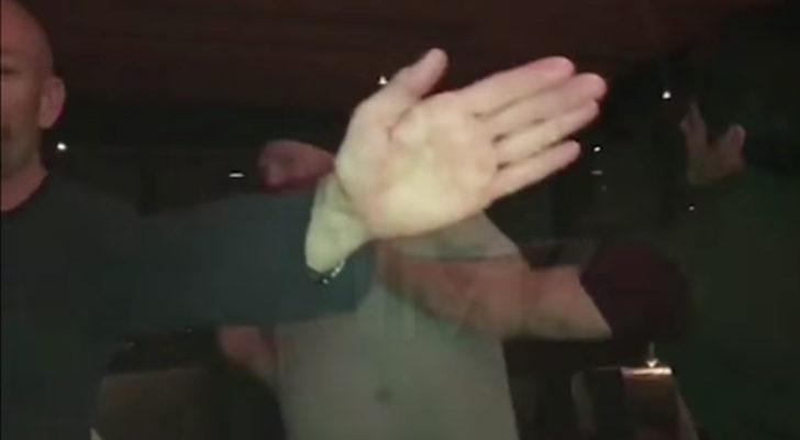 Harvey Weinstein es abofeteado al grito de &quot;pedazo de mierda&quot;