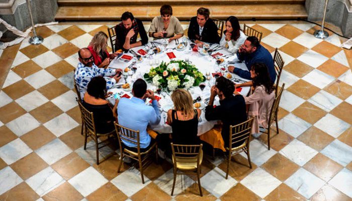 Los concursantes de 'MasterChef Celebrity 2' comiendo en el Palacio