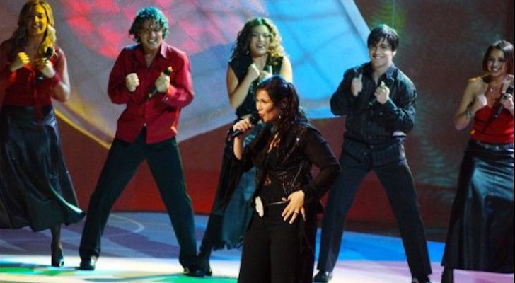 Rosa y sus cinco compañeros en su actuación en Eurovisión 2002