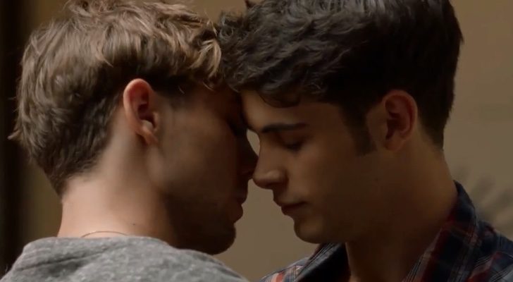 Pol y Bruno se besan en 'Merlí'