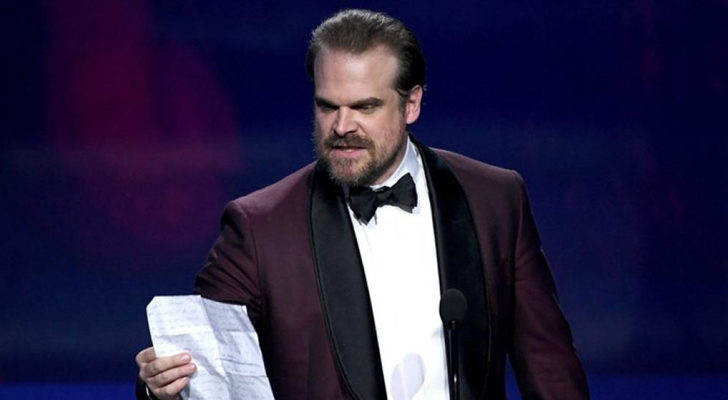 David Harbour recogiendo su premio