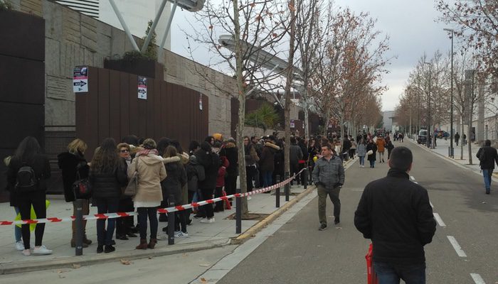 La larga cola de fans esperando a lo exconcursantes de 'OT 2017' en Zaragoza