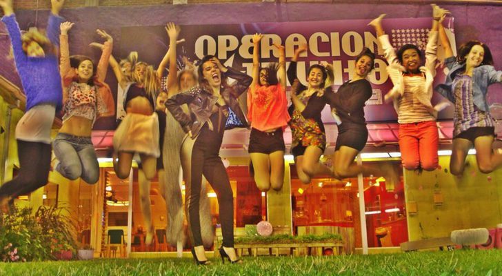 Beatriz Luengo, directora de la academia de 'OT: La Banda', junto a las concursantes