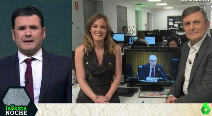 Iñaki López dando la bienvenida a Andrea Ropero en 'laSexta Noche'