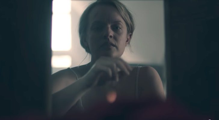 Offred (Elisabeth Moss) parece estar quemando algo importante en &#39;The Handmaid&#39;s Tale&#39;