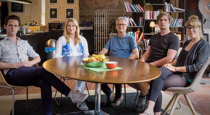Jo Schueck (presentador), Lencke Steiner (política del FDP) y tres ciudadanos