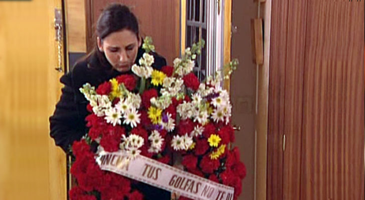 Belén carga con una corona de flores para Doña Concha