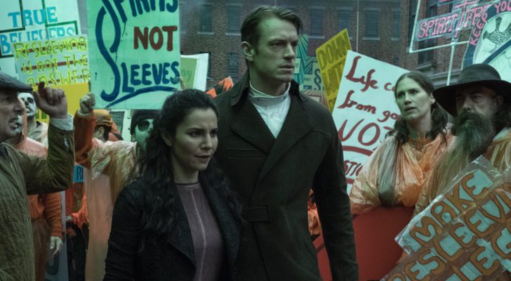 Joel Kinnaman y Martha Higareda en 'Altered Carbon'