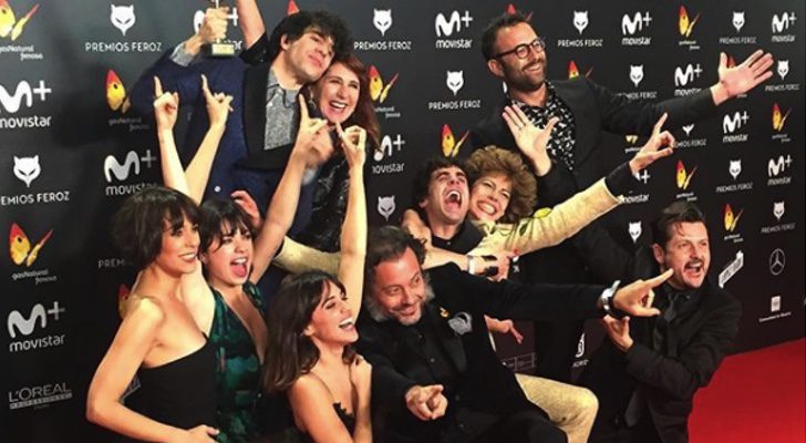 El equipo de "La llamada" tras recibir el Premio Feroz a mejor comedia